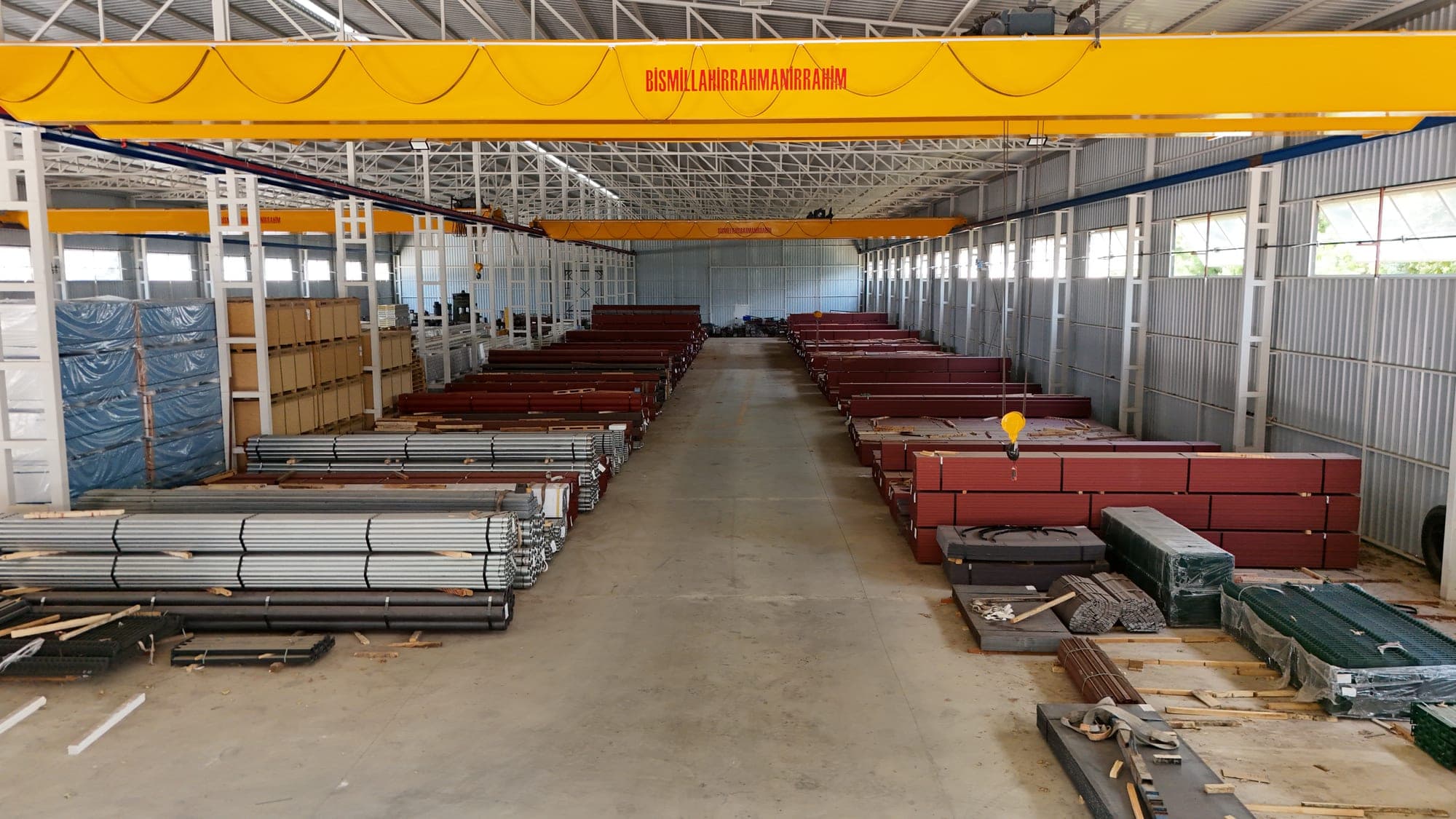 Çelik depo ve fabrika: taşıyıcı sistem nasıl kurulur?